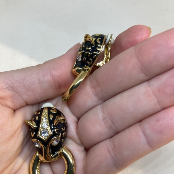 Kenneth J Lane GOLD BLACK ENAMEL CLIP EARRINGS | Panthère Classic 1980's Panther - Picture 12 of 13